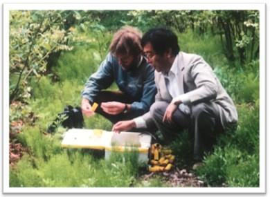 ブルーベリー畑でのコパートのマルハナ研究者Adriaan van Doorn 博士と筆者